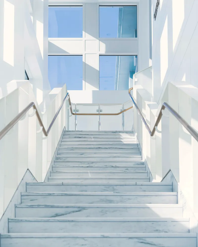 Escalier d’immeuble clair et net