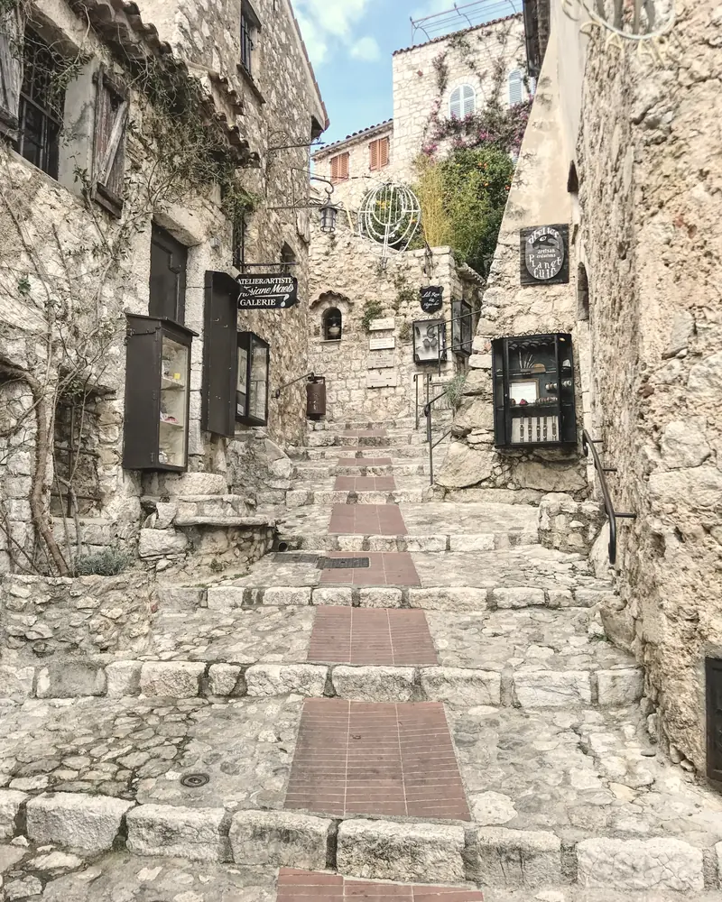 Ruelle de village en pierre et ses marches