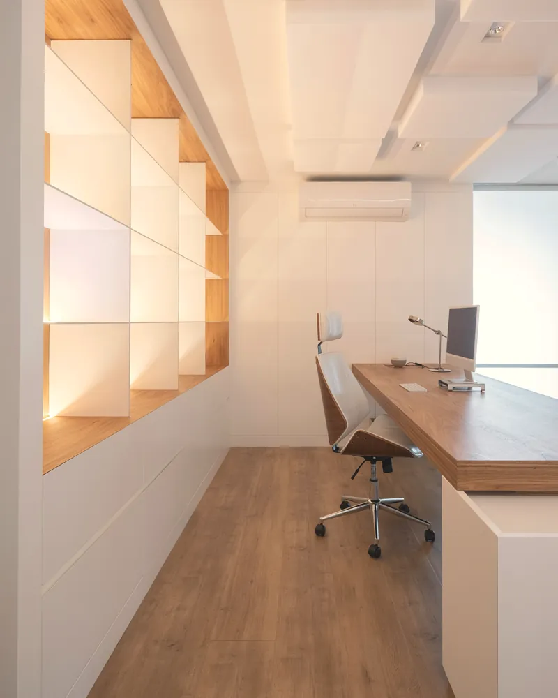 Bureau clair et rangé